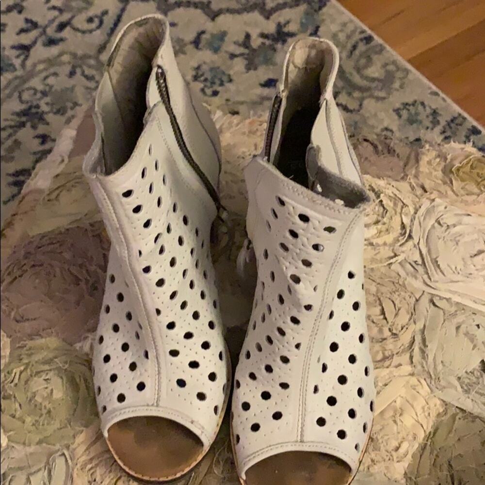 Light grey tom’s booties